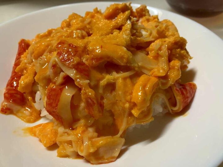 電子レンジで作った卵をご飯にのせた天津飯