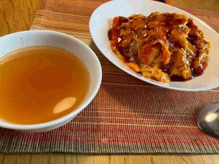 天津飯と中華スープの定食