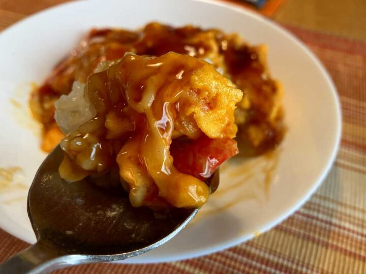 天津飯をスプーンですくった一口