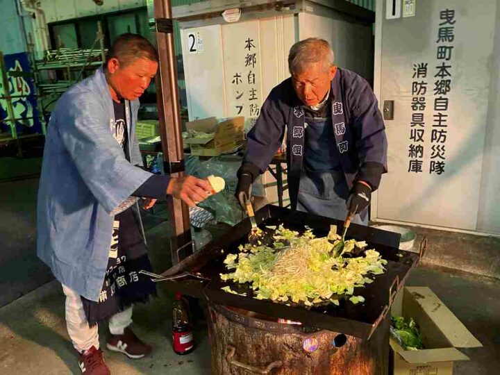 大きな鉄板で野菜を炒める曳馬本郷組の料理担当