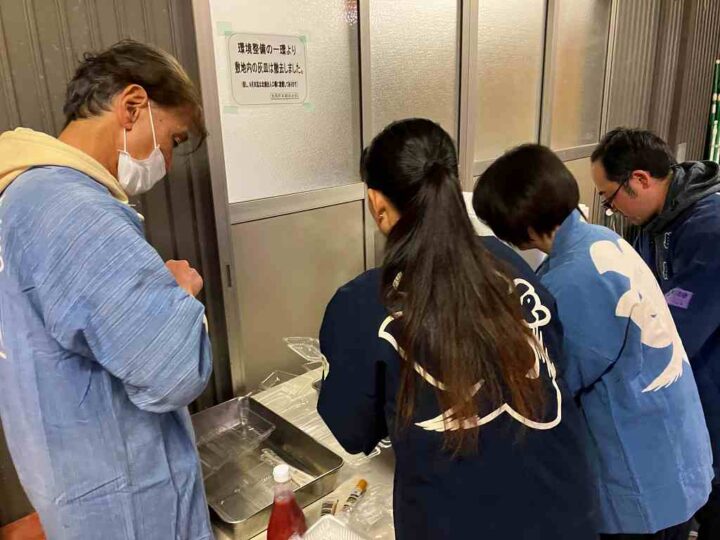 裏方に徹する曳馬本郷組員