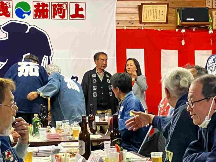 第九ブロック各町が集まった公会堂の懇親会風景