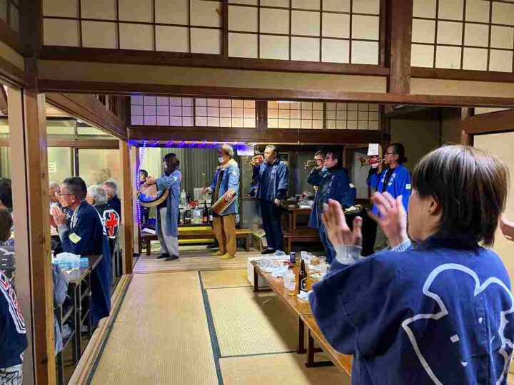 ドリンクバー前でラッパと太鼓の熱演が続く。