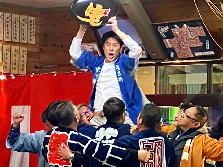 曳馬本郷組長を肩車して万歳する第九ブロック懇親会