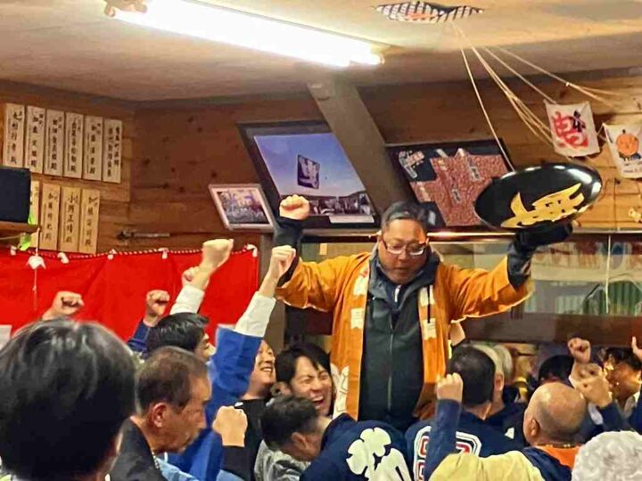 まつり参加90周年を迎えた助信町を祝う