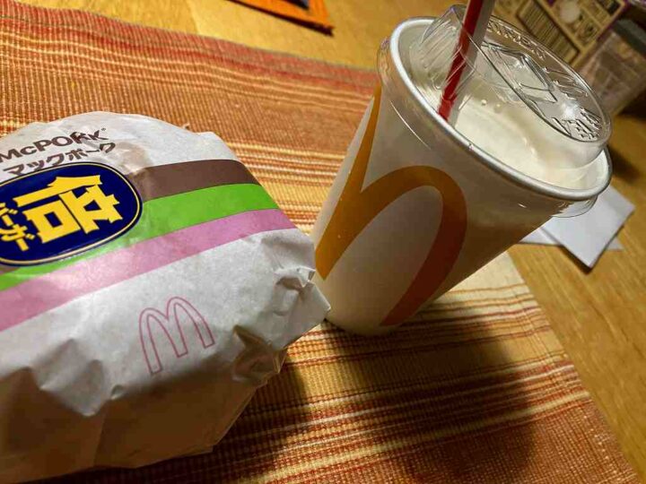 倍マックポークとマックシェイクのセット テーブルの上の夜食