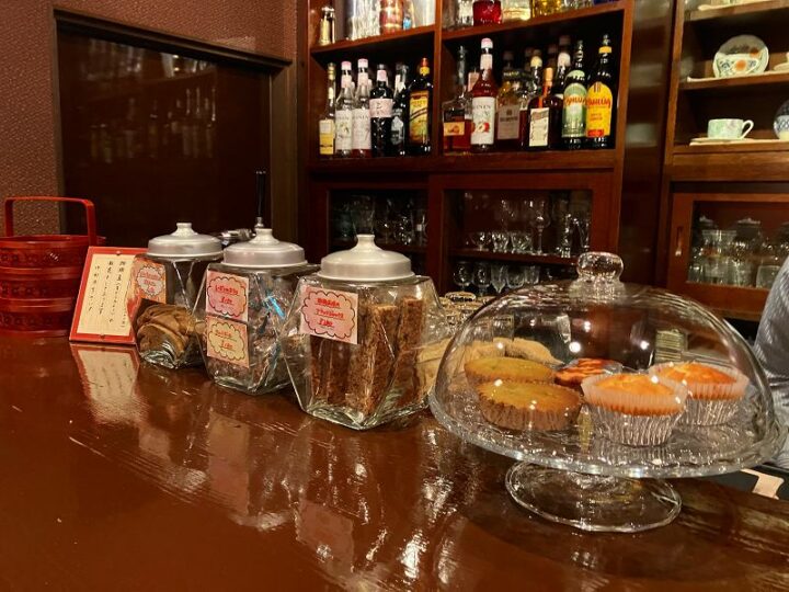 カウンターに並ぶ甘味と酒