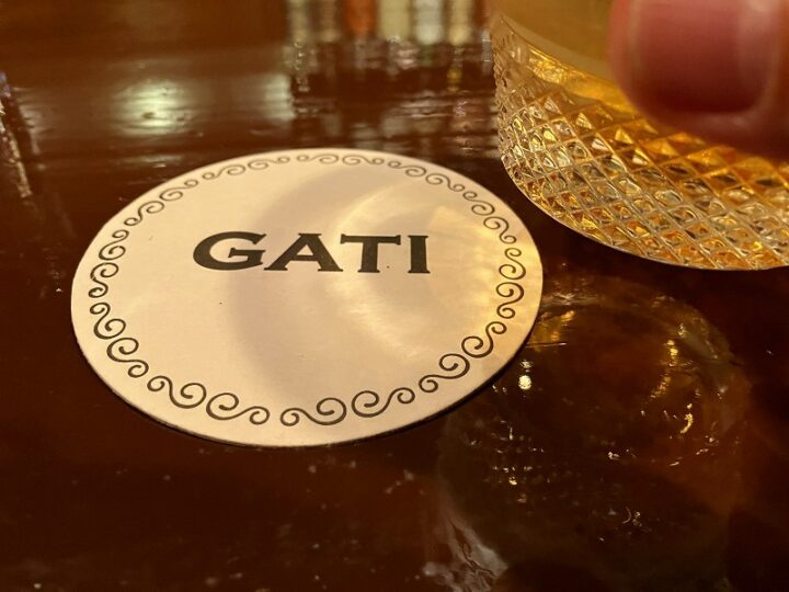 コースターに刻まれたGATIの文字