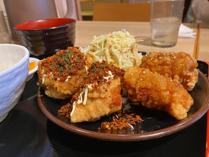 から揚げ定食の全体構成 ご飯味噌汁キャベツ付き