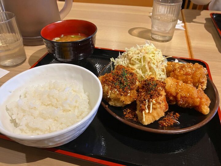 から揚げ定食の全体構成 ご飯味噌汁キャベツ付き