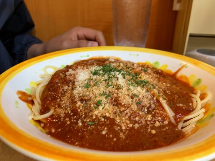 粉チーズがたっぷりのミートソースポロニア風パスタ