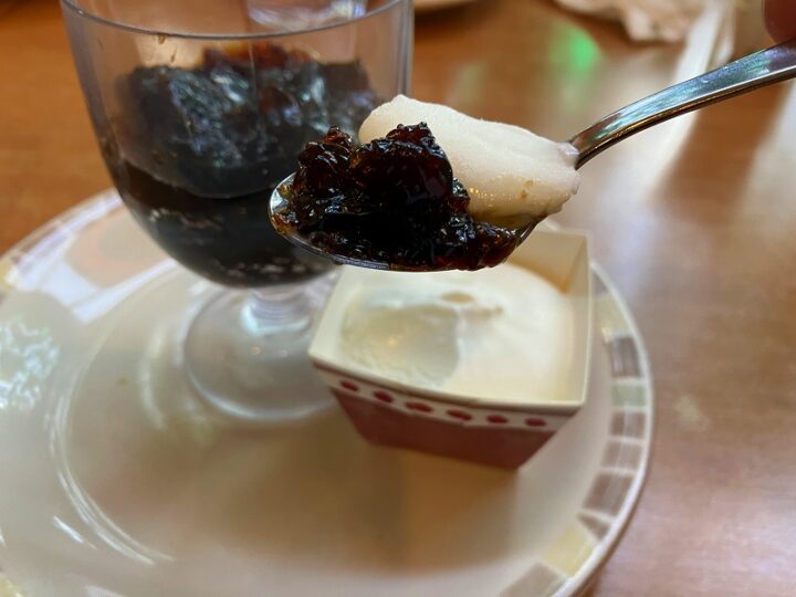 コーヒーゼリーにミルクジェラートを添えたデザート