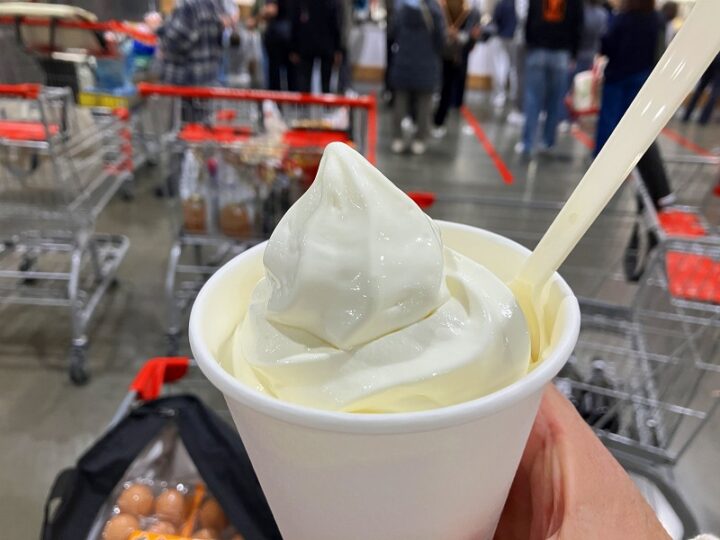 手に持ったカップ入りソフトクリーム