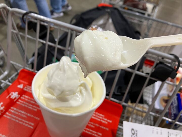 スプーンですくった濃厚ソフトクリーム