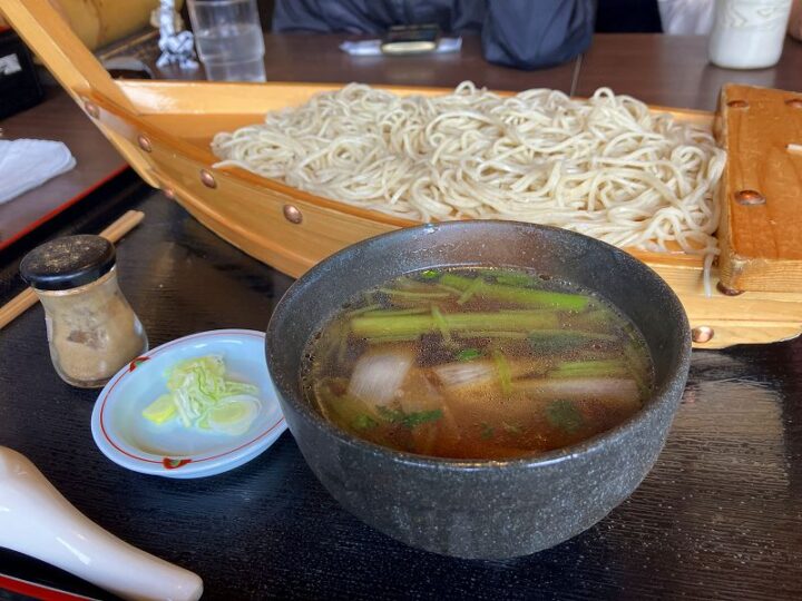 鴨せいろでは足りなくて大盛りそばを追加した天竜そば一心庵