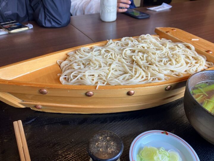 舟盛りのようなそばで気分が上がる