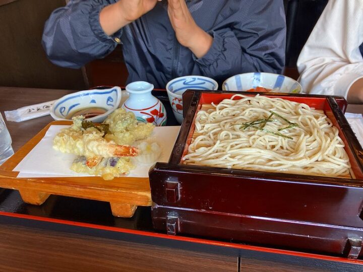 天ぷら付きのそばにサーモンどんぶり