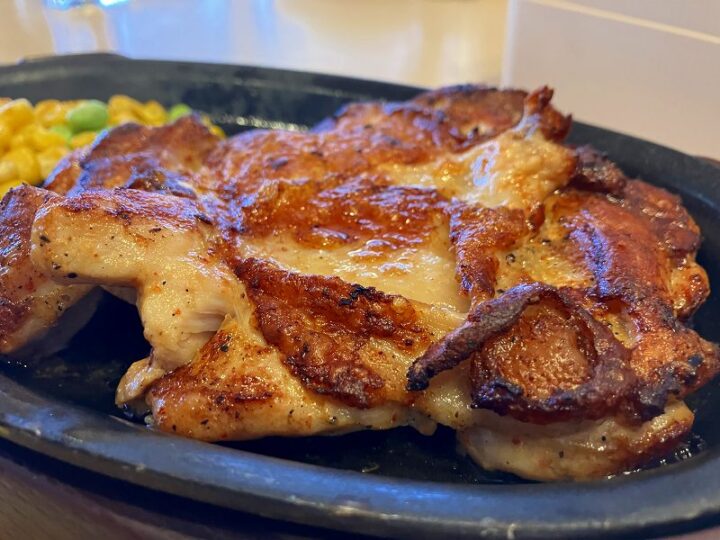 チキテキスパイス焼きの鉄板料理