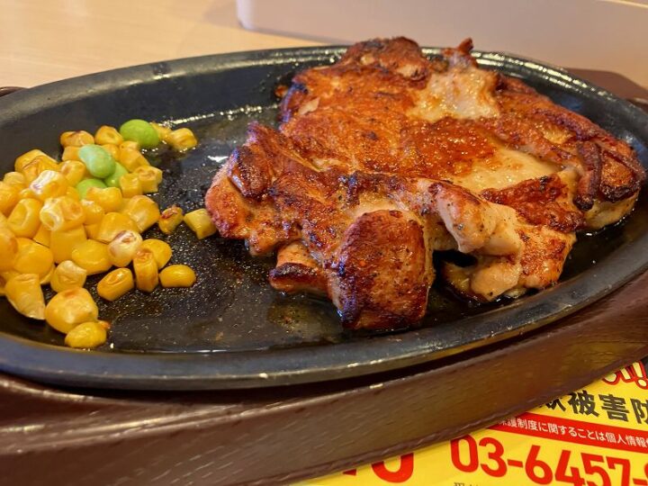 コーンと一緒に提供されるチキン