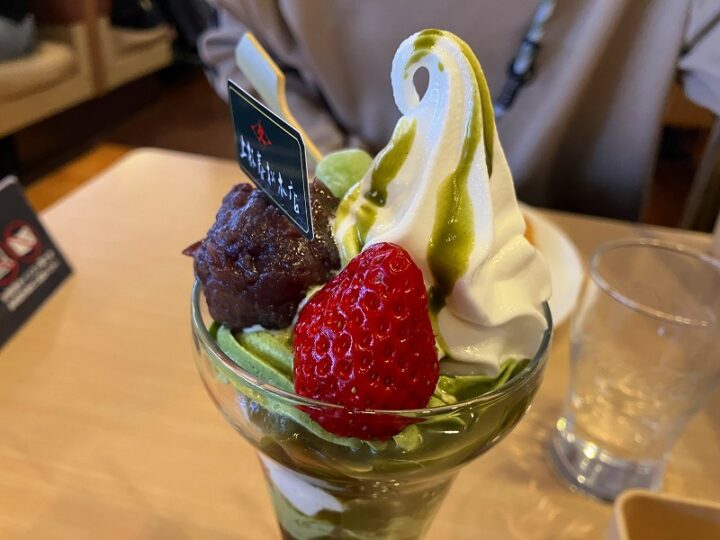 宇治抹茶といちごの和風パフェ