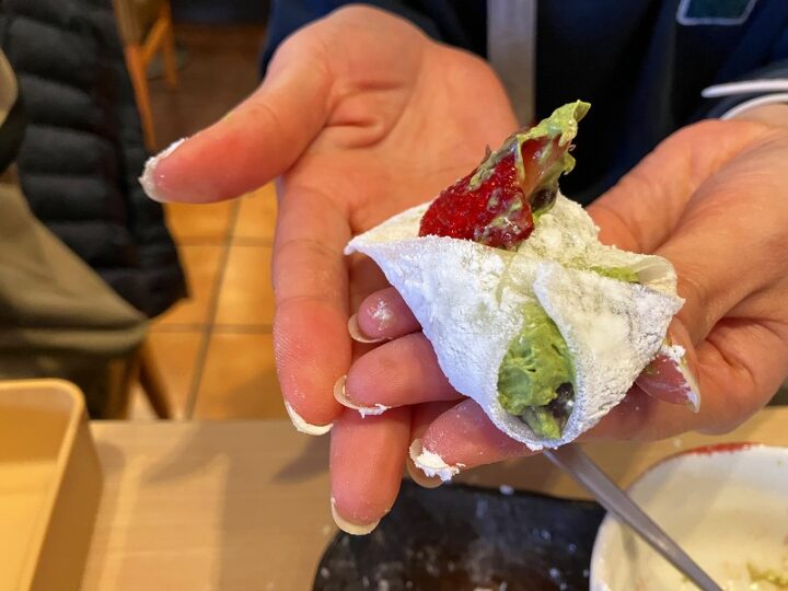 自分で包む抹茶いちご大福を包んでいるところ