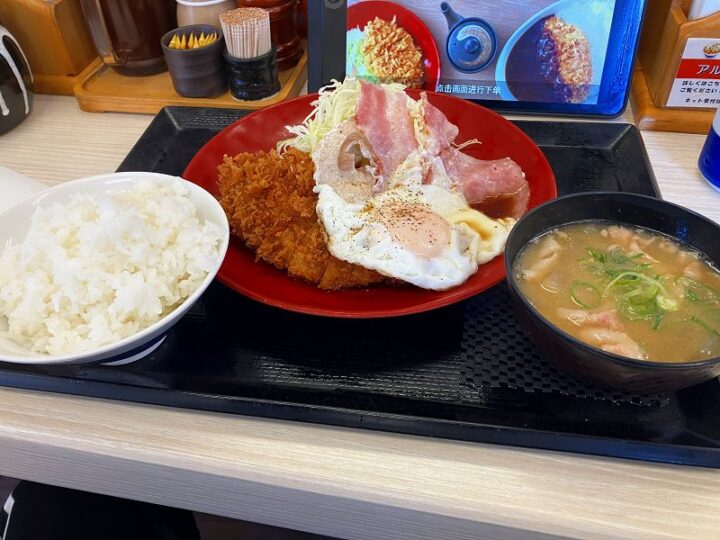 ウルトラエッグカツ定食の全体