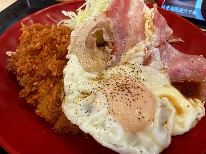 目玉焼きとベーコンのアップ