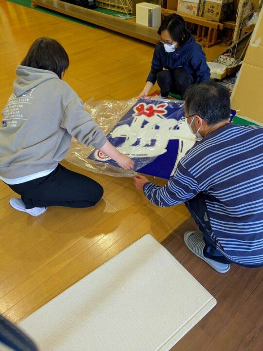 複数人で準備する祝い凧