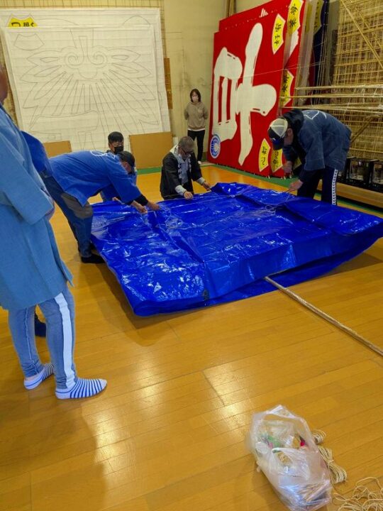 浜松まつり初凧を丁寧に梱包する作業風景