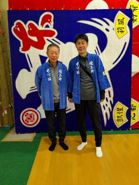 初凧と記念撮影する