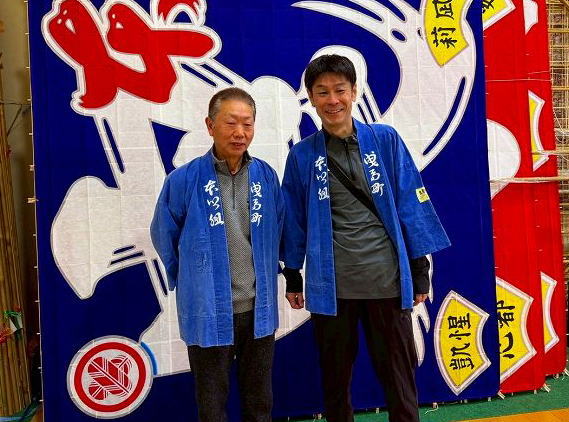 初凧と記念撮影する組長と施主の奥田さん