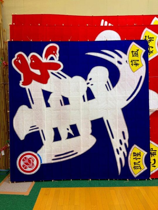 浜松まつりの初凧完成品 青地に白文字の迫力ある凧