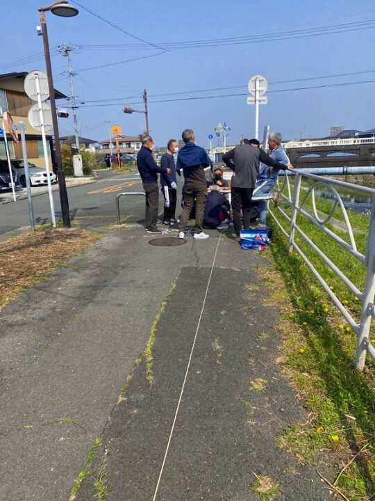 馬込川の堤防に親糸をまっすぐ伸ばした様子