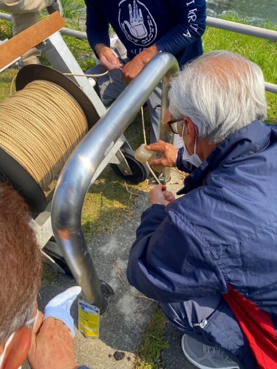 凧糸に蝋を塗り込み様子