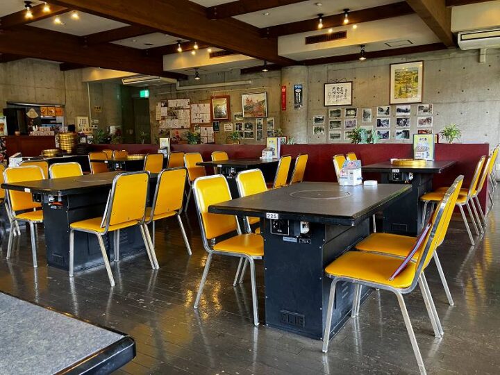 奥山きじ亭のレトロな店内風景