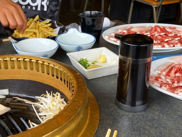 奥山きじ亭の卓上と追加注文のポテトフライ