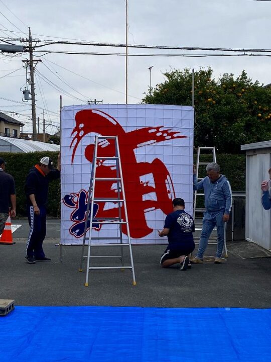 町内凧を立てて糸目付けを行う様子