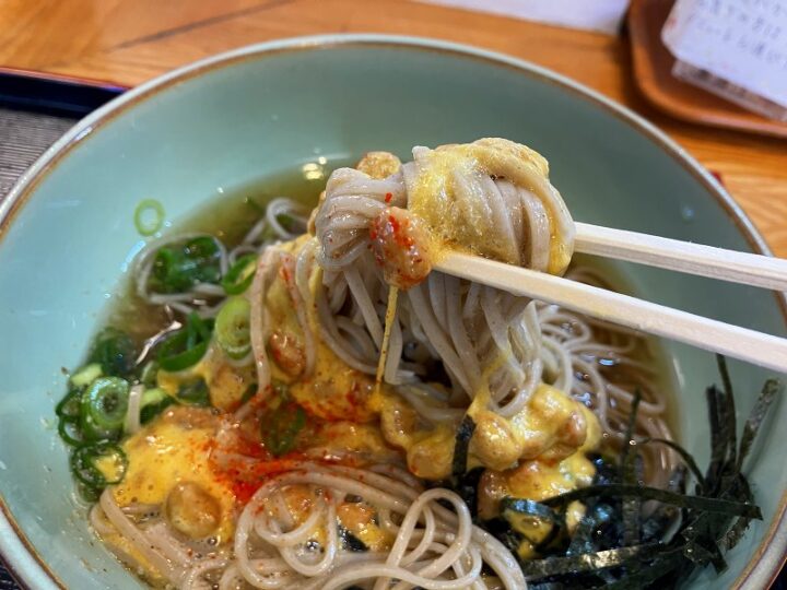 七味を加えた納豆そば 味変で風味が広がる様子