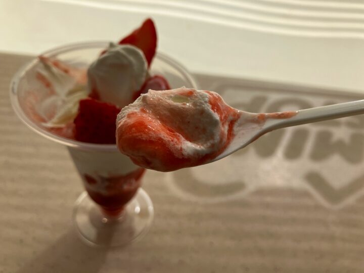 ミニストップ紅ほっぺいちごパフェ スプーンですくった果肉とソフトクリーム