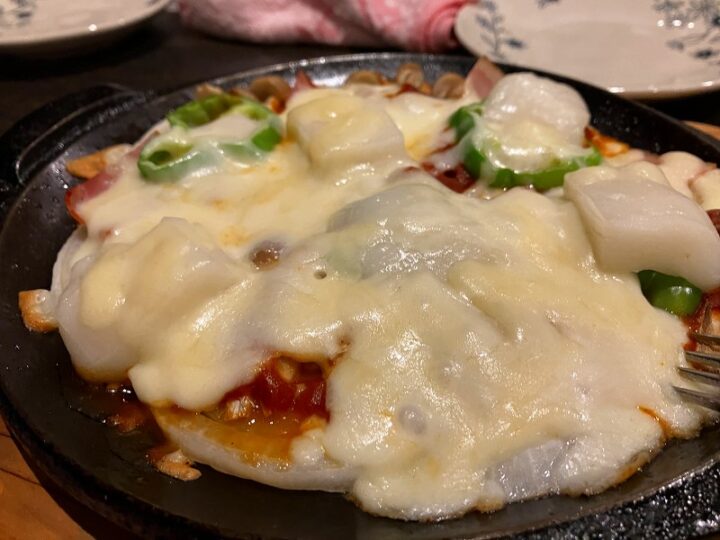 チーズたっぷりの餅入りピザ
