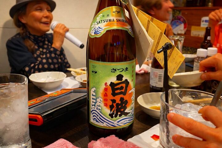 店内でカラオケを楽しむ様子