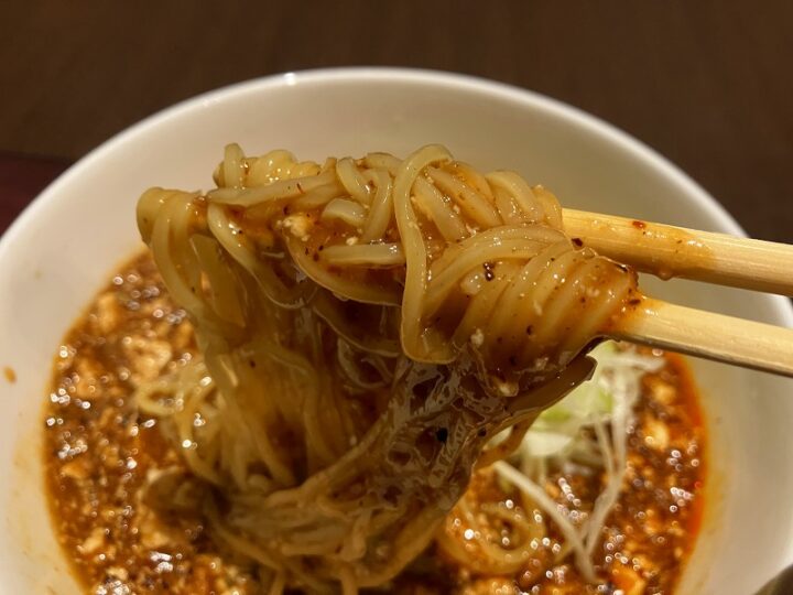 麻婆餡をまとった中細麺の持ち上げ