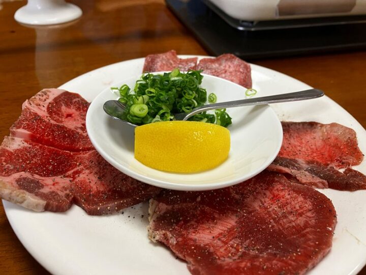 厚切りタン塩と薬味の盛り合わせ