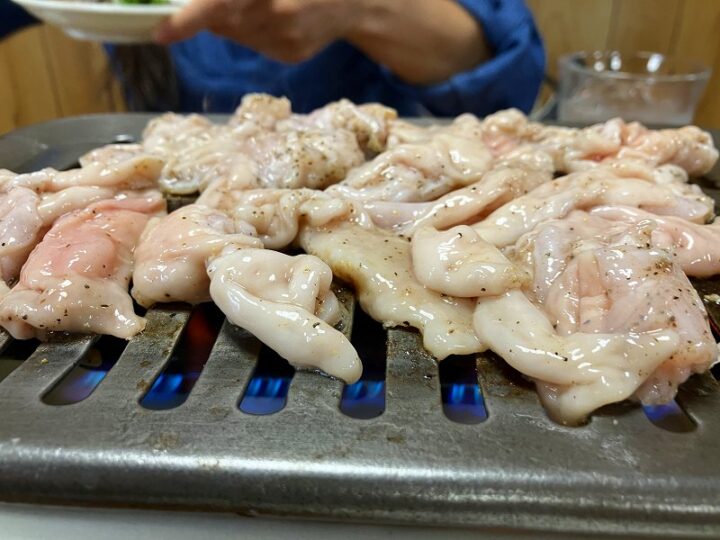 看板メニュー塩ホルモンが主役 予約のとれない焼肉 里