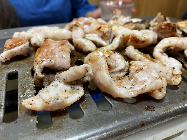 焼き上がる塩ホルモンの様子