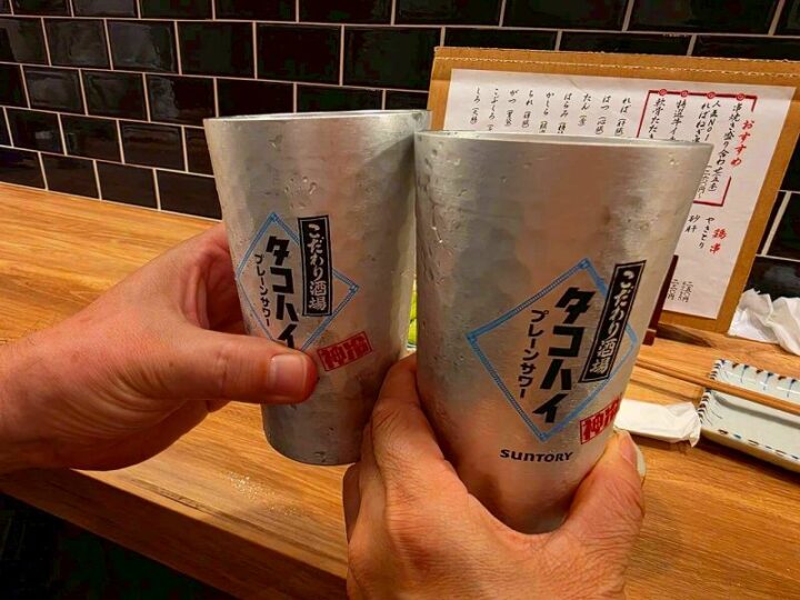 タコハイで乾杯するアルミタンブラー