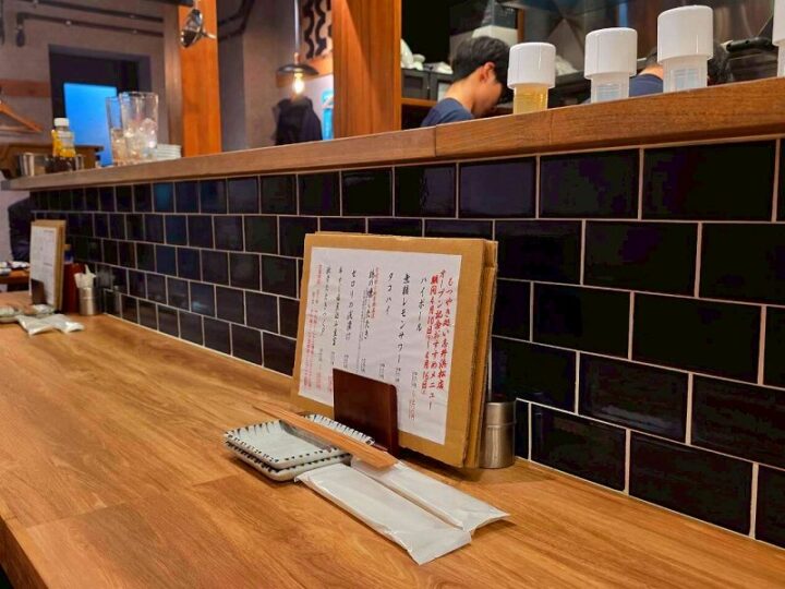 もつやき処い志井浜松店のカウンター席