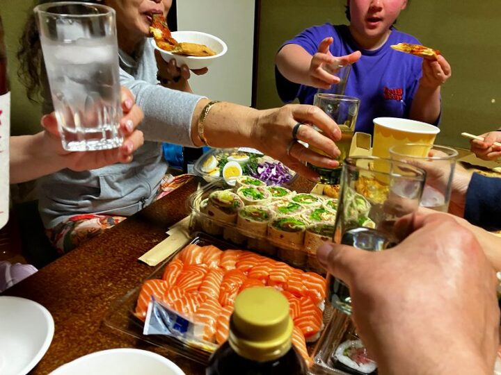 乾杯 シーン 手元 グラス