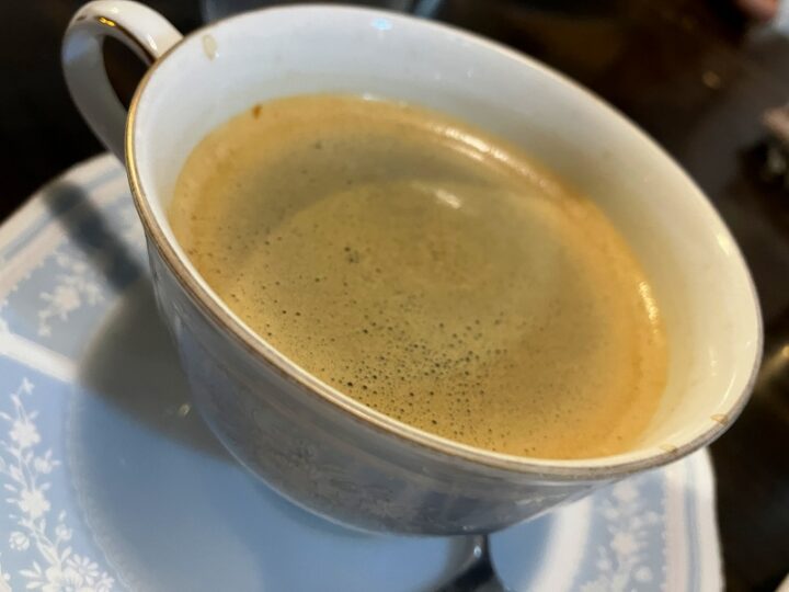 泡立ちのある深煎りコーヒーの一杯