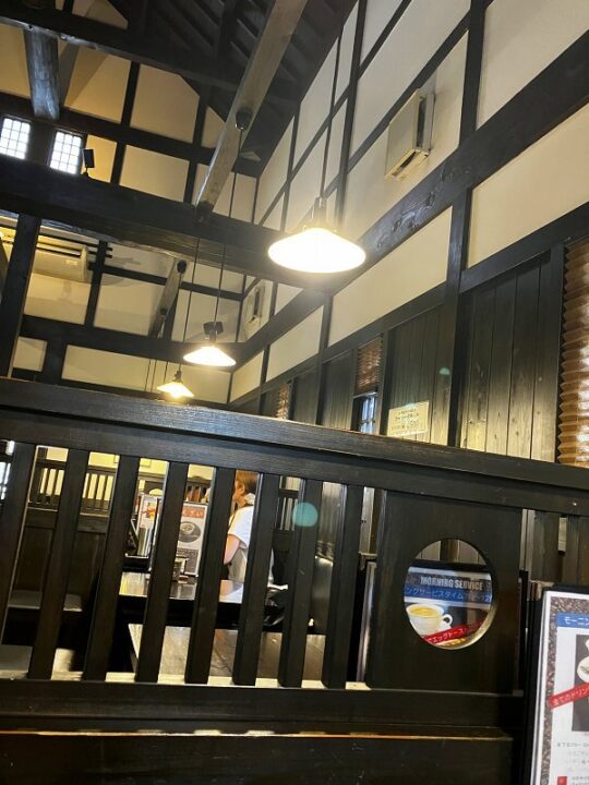 木組みの高い天井と柔らかな照明の店内空間